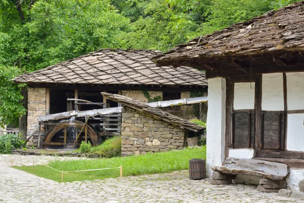 Vodní mlýn, starý dům a dřevěné lavice v etara, Bulharsko — Stock fotografie