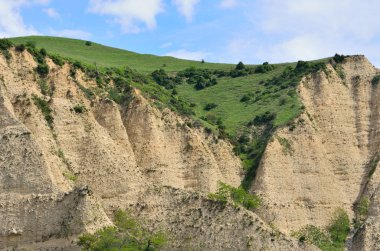 Melnik kum piramitleri en büyüleyici doğal fenomenler vardır