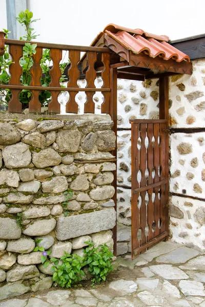 Porta de madeira aberta de uma casa em Melnik, Bulgária — Fotografia de Stock