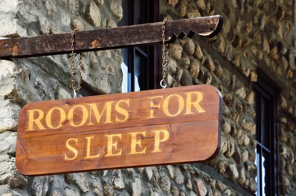 Wooden sign on the wall of the motel — Stock Photo, Image