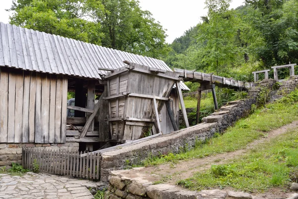 Vecchia segheria utilizzata per segare tavole a Etara, Bulgaria — Foto Stock