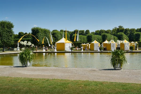 Lagoas de cisne em Herrenhausen Gardens, Hanover, Alemania — Fotografia de Stock