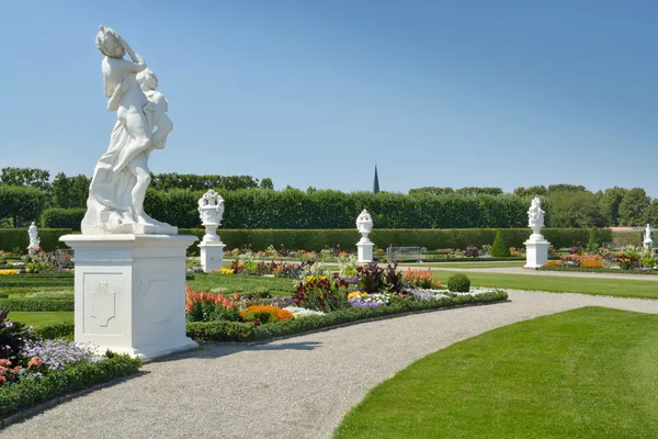 Trädgård med skulpturer i Herrenhausens trädgårdar, Hannover, Tyskland — Stockfoto