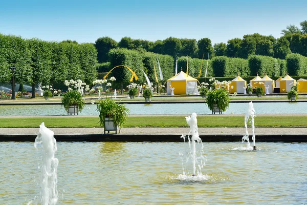 Estanques de cisne en Herrenhausen Gardens, Hanover, Alemania Imágenes de stock libres de derechos