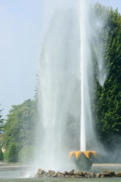 ヘレンハウゼン庭園、ハノーバー、ドイツで大きな噴水 — ストック写真