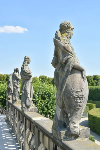 雕像上，在 herrenhausen 花园大瀑布 — 图库照片