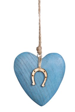 beyaz zemin üzerinde mavi ahşap el yapımı kalp