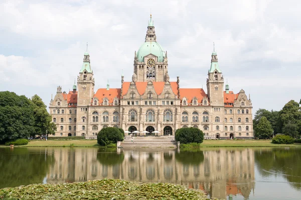 Landschap van het nieuwe stadhuis in Hannover, Duitsland — Stockfoto