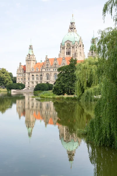 Landschap van het nieuwe stadhuis in Hannover, Duitsland — Stockfoto