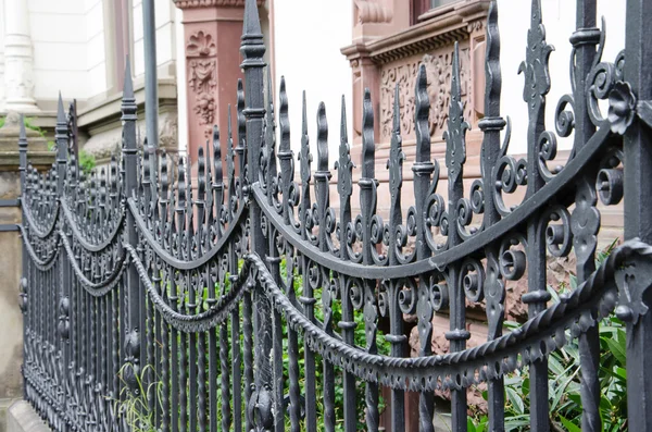 用熟铁在汉诺威，德国，欧洲的金属栅栏 — 图库照片