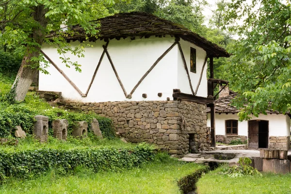 Typical Bulgarian architecture from the period of Ottoman empiri — Stock Photo, Image