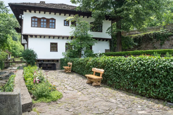 ahşap banklar, etara, Bulgaristan ile döşeli cadde