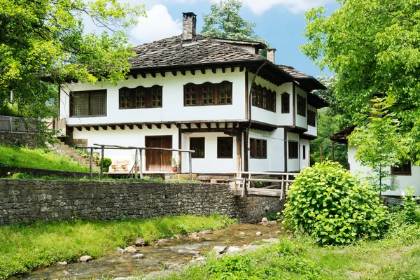 Typical Bulgarian architecture from the period of Ottoman empiri — Stock Photo, Image