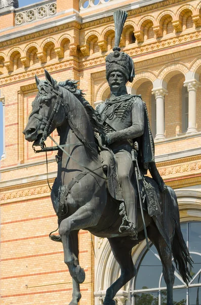 Statue of Ernest Augustus I in front of the Hannover central sta — Stock Photo, Image