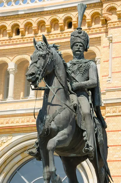 Estatua de Ernesto Augusto I frente a la sta central de Hannover — Foto de Stock