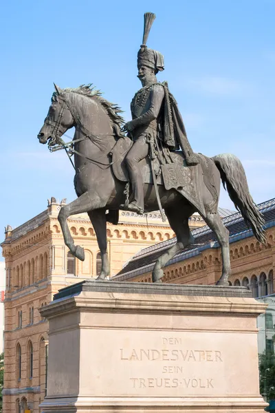 Staty av ernest augustus jag framför hannover central sta — Stockfoto