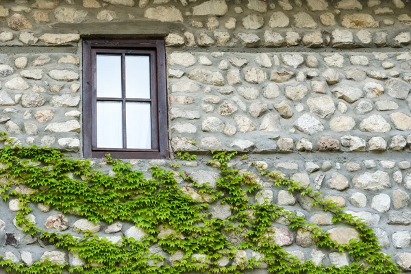 Vieux mur et fenêtre en pierre, Melnik, Bulgarie — Photo