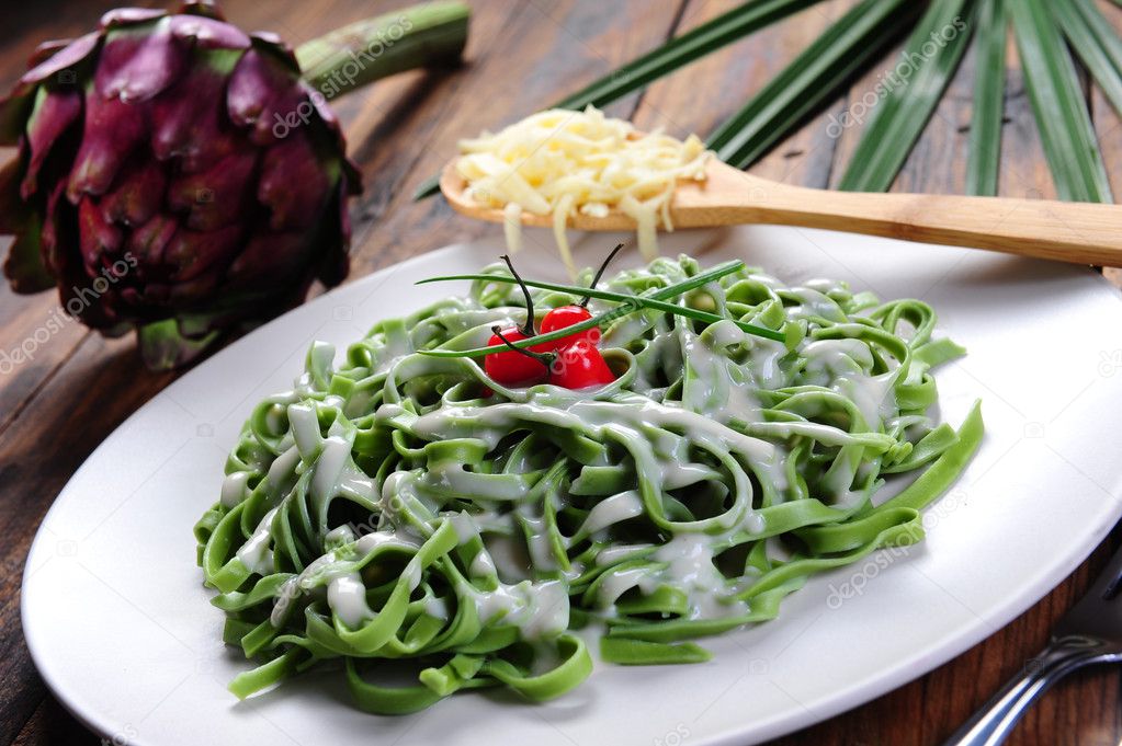 Green noodles with white sauce