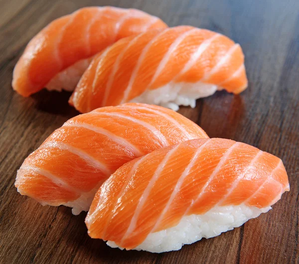 Japanisches Essen - Lachs niguiri — Stockfoto