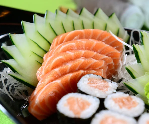 Comida japonesa - Sushi y Sashimi — Foto de Stock