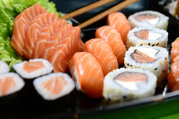 Comida japonesa - Sushi e Sashimi — Fotografia de Stock