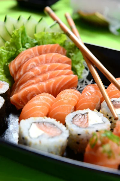 Comida japonesa - Sushi y Sashimi — Foto de Stock