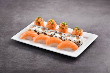 Suşi karışımı. En iyi suşi türleri. Tarafsız arkaplanda resim