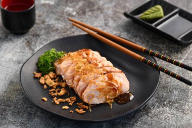 Somon balıklı saşimi dilimleri. Stüdyo çekimi arka planda!