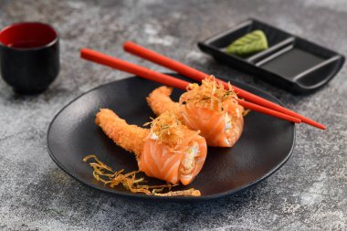 Somon dilimine sarılı karides suşisi..