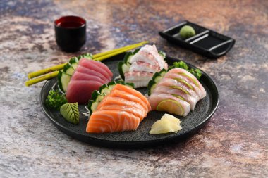 Sashimi karışık tabak. Stüdyo çekimi arka planda izole edildi. Somon, ton balığı, ahtapot ve farklı türde saşimi. Brezilya usulü doğu yemekleri.!