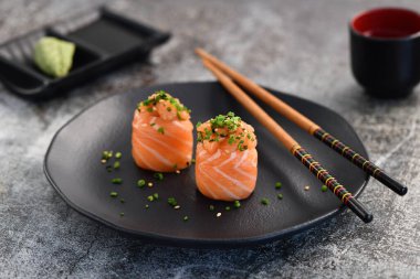 Somon Gunkan Suşi çifti kara tabakta.