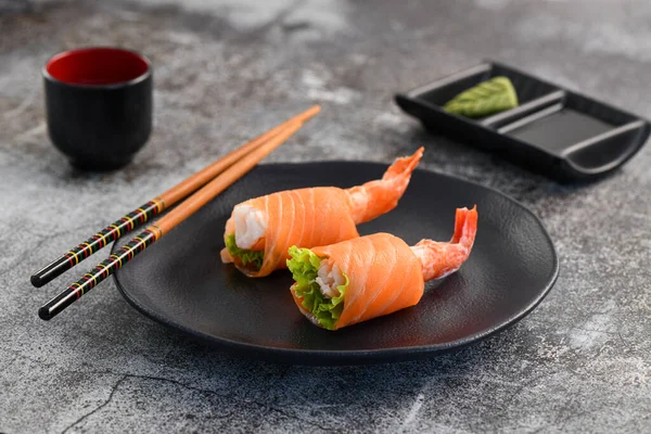 Somon dilimine sarılı karides suşisi..