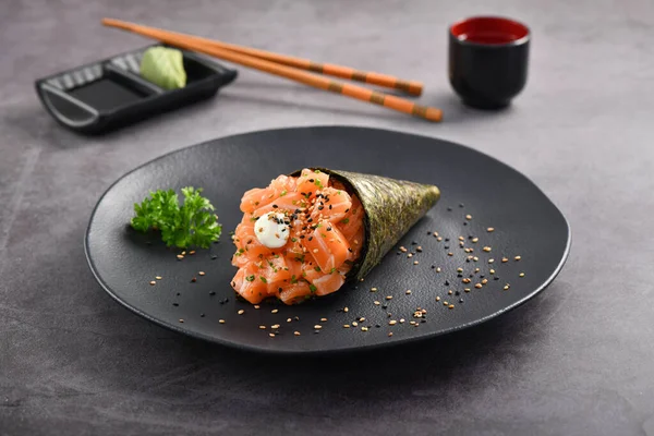 Somon Brânză Cremă Temaki Sushi Farfurie Întunecată Studio Trage Fundal — Fotografie, imagine de stoc