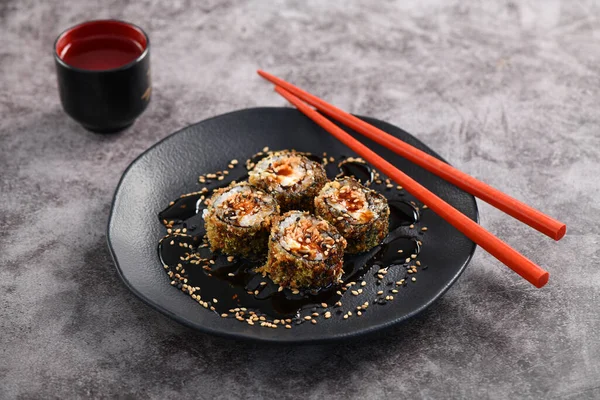 Frittiertes Lachssushi Mit Süßer Sauce Studioaufnahmen Orientalisches Essen Auf Brasilianischem — Stockfoto