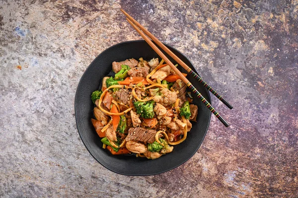 Yakisoba! Et ve sebzeyle kızartılmış noddles. Stüdyo çekimi.