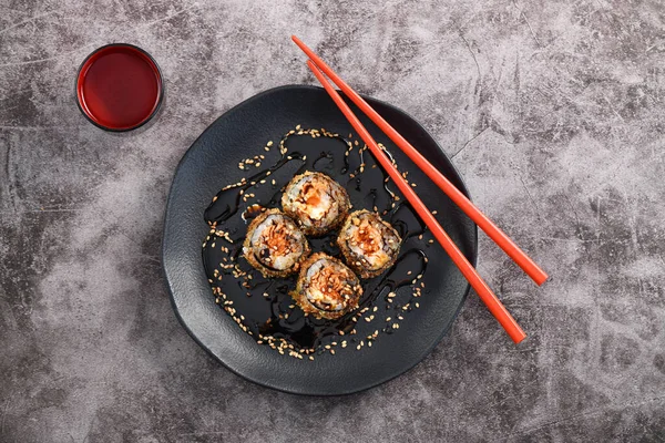 Tatlı soslu kızarmış somon balığı. Stüdyo çekimi. Brezilya usulü doğu yemekleri..