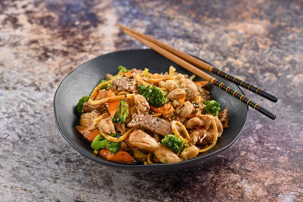 Yakisoba! Et ve sebzeyle kızartılmış noddles. Stüdyo çekimi.