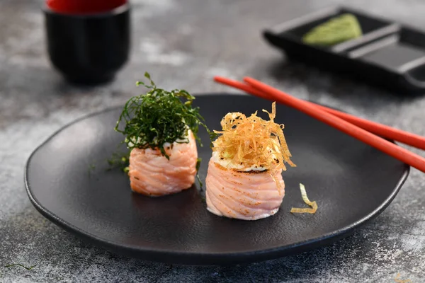 Somon Gunkan Suşi çifti kara tabakta.