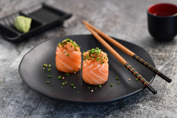 Somon Gunkan Suşi çifti kara tabakta.