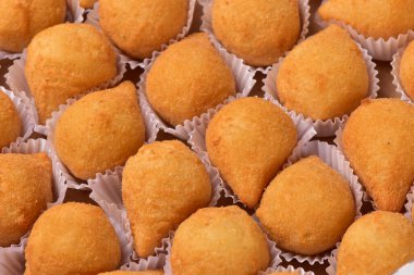 Tavukla doldurulmuş kızarmış aperatif. Tipik Brezilya parti yemekleri. Aperatif, kapat..