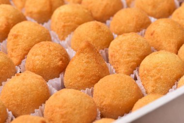 Tavukla doldurulmuş kızarmış aperatif. Tipik Brezilya parti yemekleri. Aperatif, kapat..