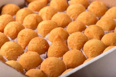 Tavukla doldurulmuş kızarmış aperatif. Tipik Brezilya parti yemekleri. Aperatif, kapat..