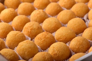 Kızarmış peynir topları. Tipik Brezilya parti yemekleri. Teslimat kutusunda aperatif.