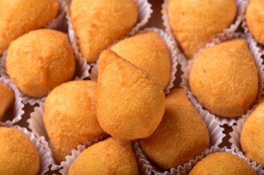 Tavukla doldurulmuş kızarmış aperatif. Tipik Brezilya parti yemekleri. Aperatif, kapat..