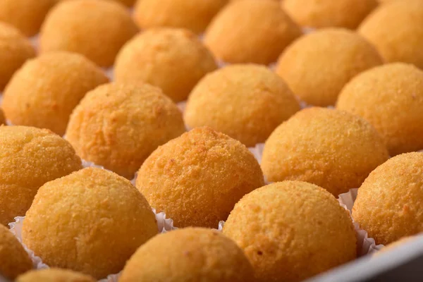 Kızarmış peynir topları. Tipik Brezilya parti yemekleri. Teslimat kutusunda aperatif.