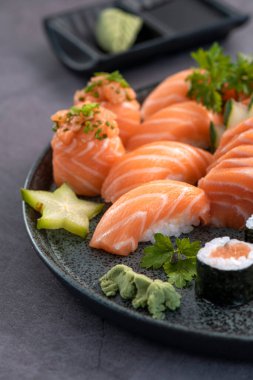 Suşi Karışık Tabağı Gri arkaplanda izole