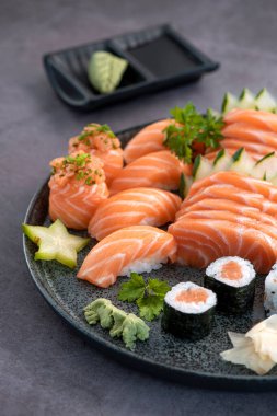Suşi Karışık Tabağı Gri arkaplanda izole