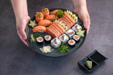 Suşi Karışık Tabağı Gri arkaplanda izole