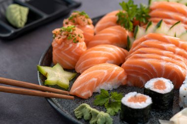 Suşi Karışık Tabağı Gri arkaplanda izole