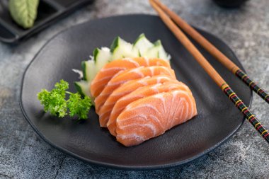 Somon balığı dilimleri, balık dokusuna yakın..